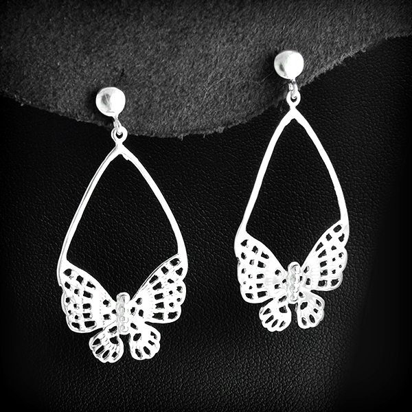 Paire de boucles d'oreilles en argent, le lobe de oreille est légèrement recouvert d'un clou,...