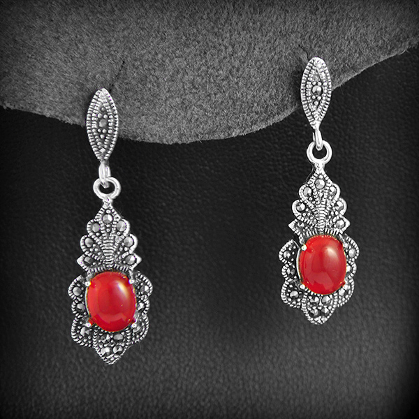 Paire de boucles d'oreilles en argent et marcassites ornée d'une pierre d'onyx griffée,...