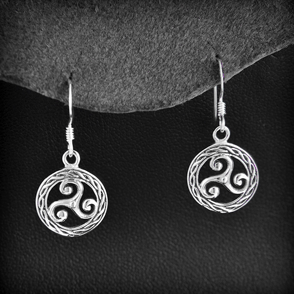 Paire de boucles d'oreilles en argent d'un triskel breton cerclé d'un entrelacs celtique (h:28mm).
