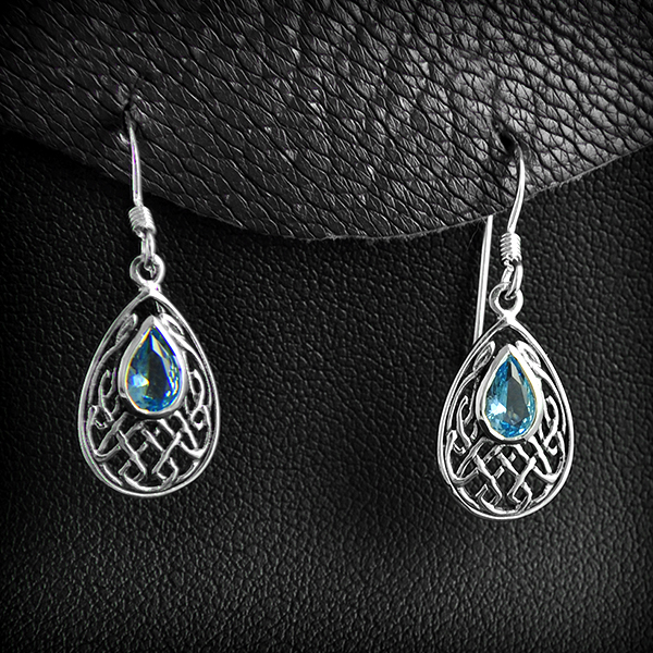 Magnifique paire de boucles d'oreilles en argent en forme de gouttes, ajourés d'entrelacs...
