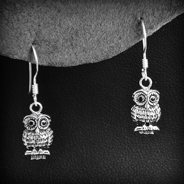 Jolie paire de boucles d'oreilles d'une petite chouette en volume de très belle finition (h:15mm).