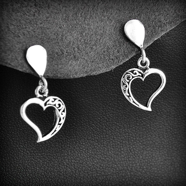 Superbe paire de boucles d'oreilles en argent d'un coeur celte ajouré par de jolis entrelacs sur...