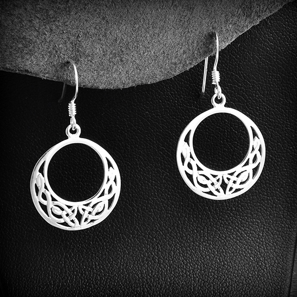 Très belle paire de boucles d'oreilles en argent d'un disque ajouré par de jolis entrelacs...