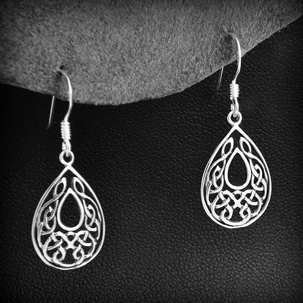 Superbe paire de boucles d'oreilles en forme de goutte et ajourée par de beaux entrelacs...