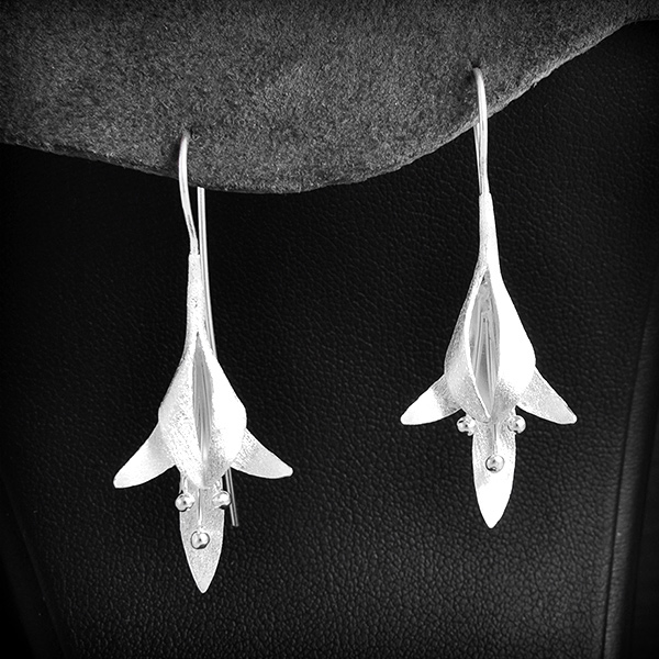 Magnifique paire de boucles d'oreilles argent brossé de fleurs de pamplemoussier en volume, au...
