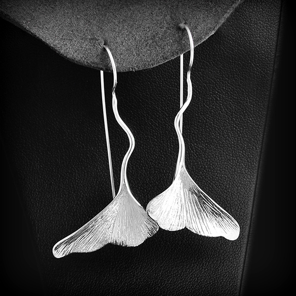 Ravissante paire de boucles d'oreilles argent brossé, feuilles de ginkgo en volume, crochets...