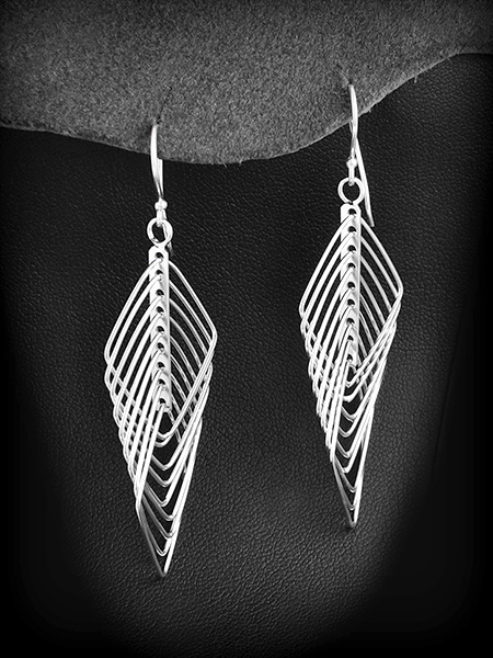 Élégante paire de boucles d'oreilles constituée de losanges mobiles, légères et élégantes (h:65mm).