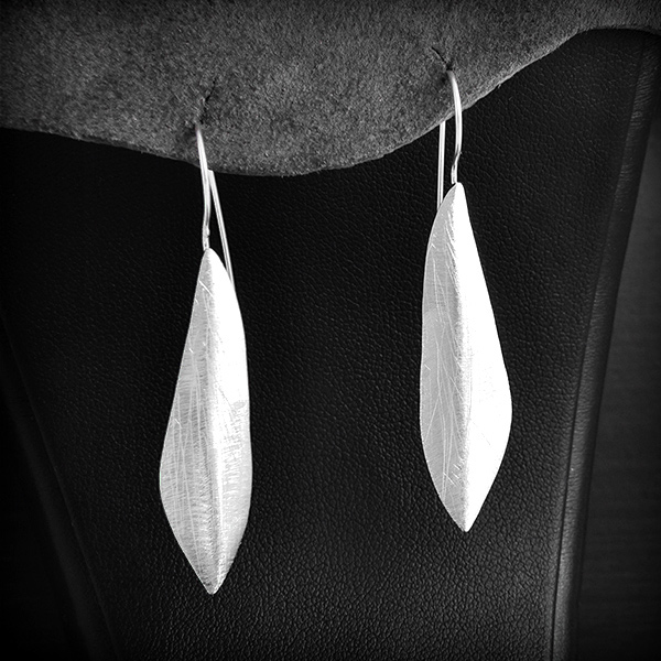 Ravissante paire de boucles d'oreilles argent de forme oblongue, un peu bombés et légèrement...