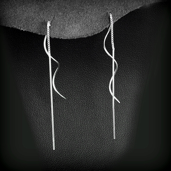 Paire de boucles d'oreilles en argent très tendances, chaînette souple reliant deux pendentifs de...