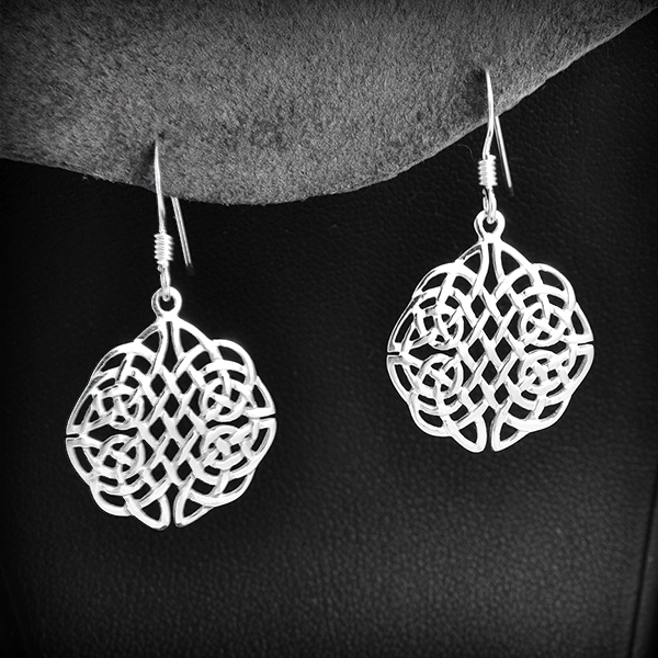 Élégante paire de boucles d'oreilles en argent ajouré d'entrelacs celtiques symétriques. Fermoir...
