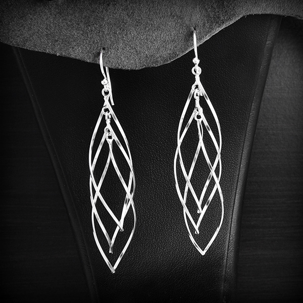Élégante paire de boucles d'oreilles constituée de losanges mobiles, légères et élégantes (h:65mm).