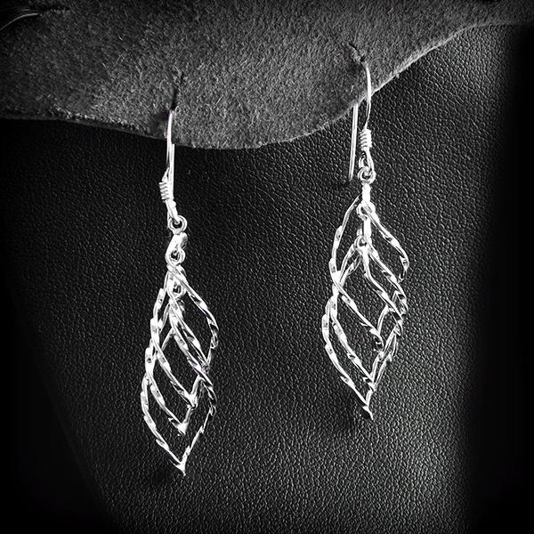 Très jolies boucles d'oreilles en argent composé de torsades mobiles procurant de jolis reflets...