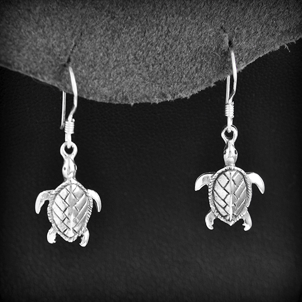 Jolies boucles d'oreilles en argent de tortues marines,
 belle finition(h:29mm).