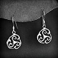 Paire de boucles d'oreilles d'un beau triskel breton en volume, cerclé et ajouré (h:30mm).