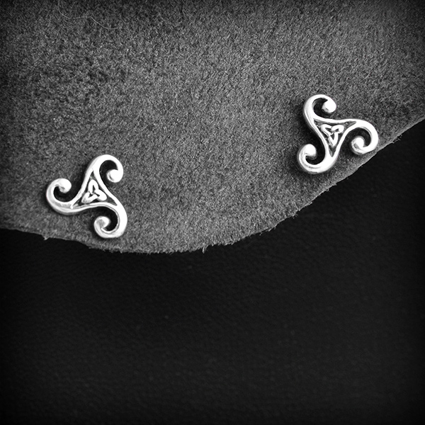 Jolie paire de boucles d'oreilles puces en argent d'un Triskel en volume orné d'un entrelac...