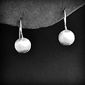 Ravissante paire de boucles d'oreilles argent brossé, boule  fixée au crochet, très chic et...