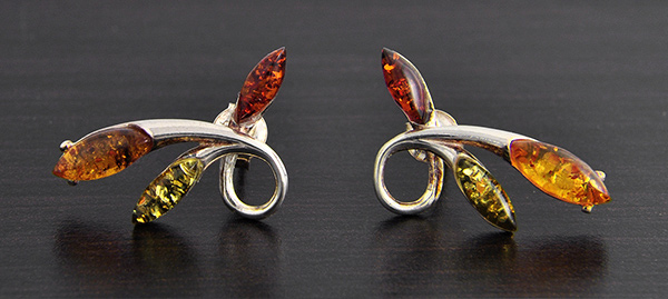 Boucles d'oreilles puces argent et ambre trois couleurs, cognac, vert et jaune.(L:24mm)