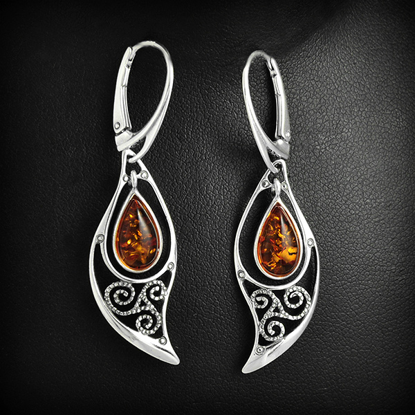 Très belles boucles d'oreilles en argent ornée d'une goutte d'ambre mobile et ajourées d'un...