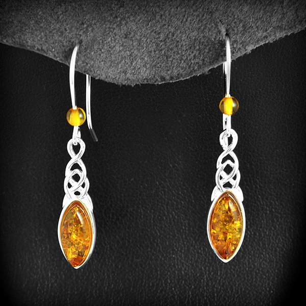 Boucles d'oreilles en argent d'un entrelacs délicat terminé d'un beau morceau d'ambre cognac ou...
