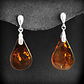 Paire de boucles d'oreilles pendantes argent parées d'une langue d'ambre couleur cognac (h:38mm).