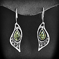 Magnifique paire de boucles d'oreilles pendantes en argent avec délicats ornements ajourés et...