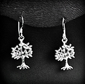 Jolie paire de boucles d'oreilles en argent d'un arbre de vie ajouré en relief bombé, fermoirs à...