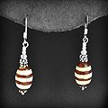 Boucles d'oreilles d'une perle d'agate rouge naturellement striée de bandes blanches enfilée sur...