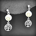 Boucles d'oreilles en argent d'un petit coquillage serti de saint Lucie et d'un arbre de vie,...