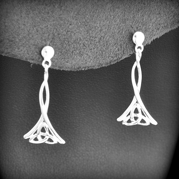Très jolies boucles d'oreilles celtiques en argent avec entrelacs trinité montées sur poussoirs...