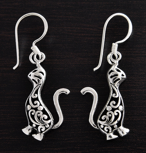 Boucles d'oreilles en argent d'un joli chat stylisé et ajouré (h:39mm).