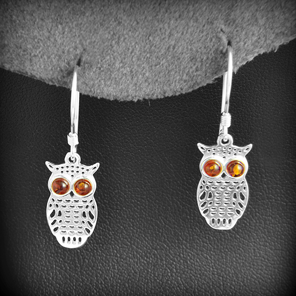 Boucles d'oreilles chouettes ajourées en argent, montées sur crochets. Les yeux sont deux...
