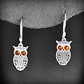 Boucles d'oreilles chouettes ajourées en argent, montées sur crochets. Les yeux sont deux...