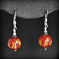 Boucles d'oreilles d'une perle de Cornaline rouge avec gravure dorée du signe "OM" enfilée sur...