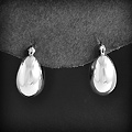 Boucles d'oreilles petites créoles en argent bien bombées avec fermoir crochet de sécurité.C'est...