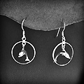 Boucles d'oreilles créoles sur crochets en argent de deux dauphins en volume suspendu dans un...