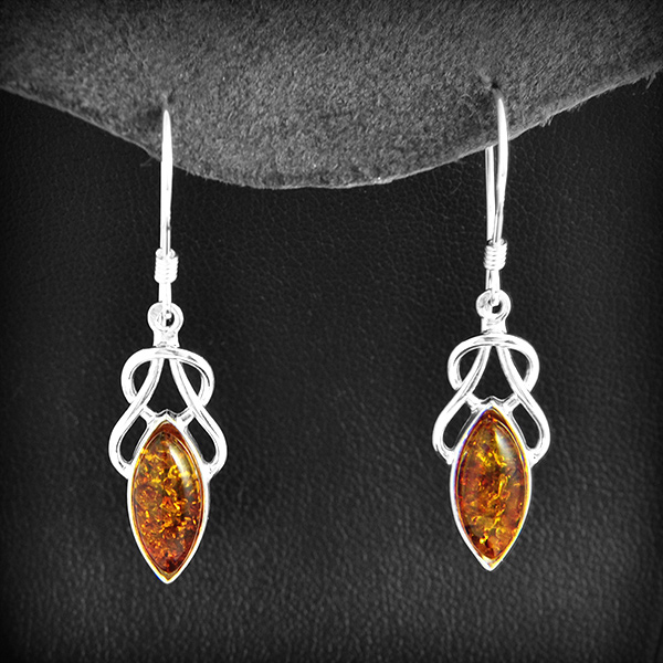 Jolie paire de boucles d'oreilles pendantes en argent, parées d'une perle d'ambre couleur cognac...