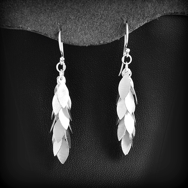 Boucles d'oreilles argent légèrement polis de petites feuilles mobiles fixées en chute (h:52mm).