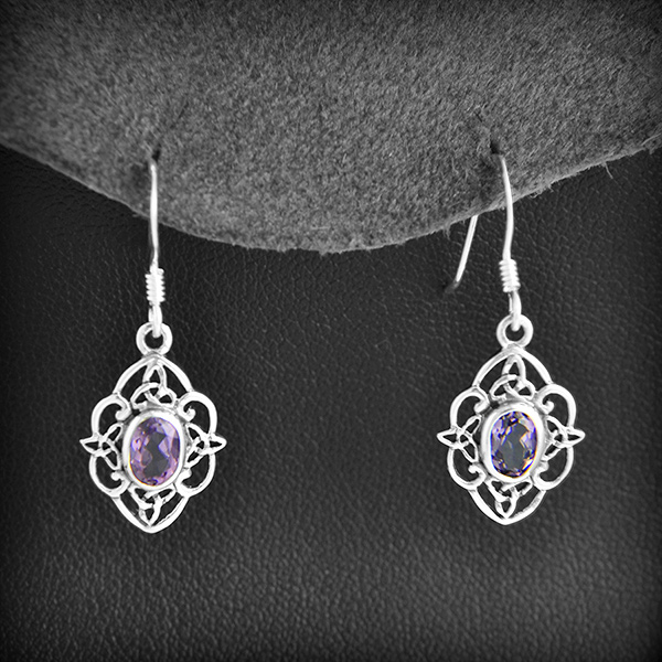 Boucles d'oreilles en argent joli filigrane avec au centre une pierre de grenat véritable...