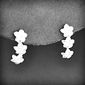 Très jolies boucles d'oreilles en argent de trois petites fleurs suspendues, très belle finition...