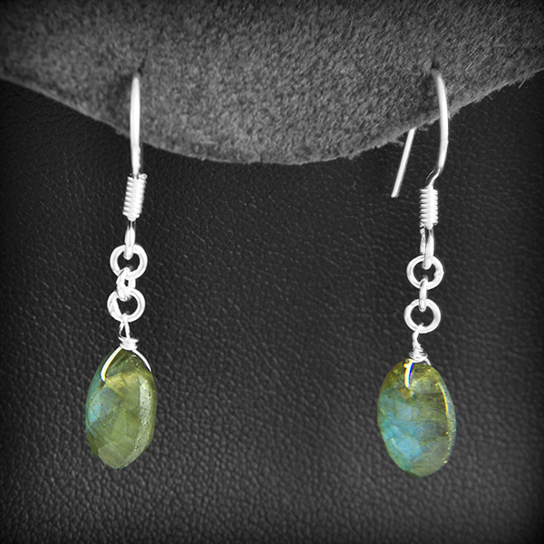 Boucles d'oreilles petits galets de labradorite ou pierre de lune facetté sur chaînette de trois...