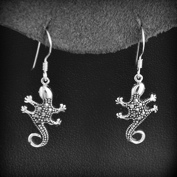 Boucles d'oreilles en argent d'un gecko en volume orné de marcassites (h:32mm).