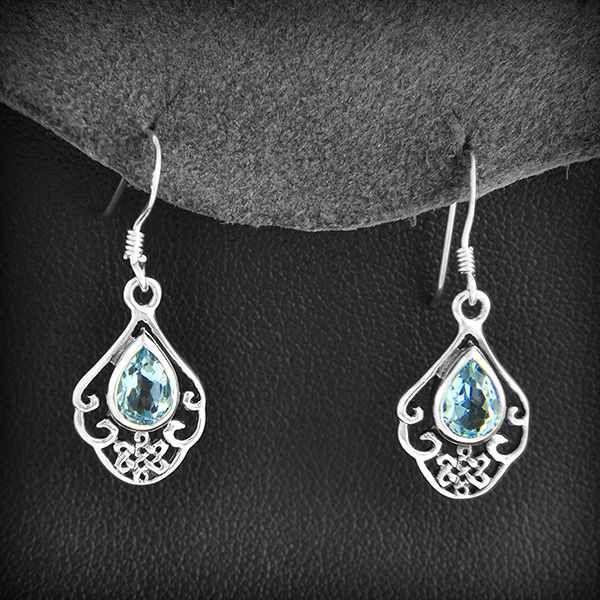 Boucles d'oreilles en argent parées d'une pierre de topaze bleue facettée ornée d'un fin...