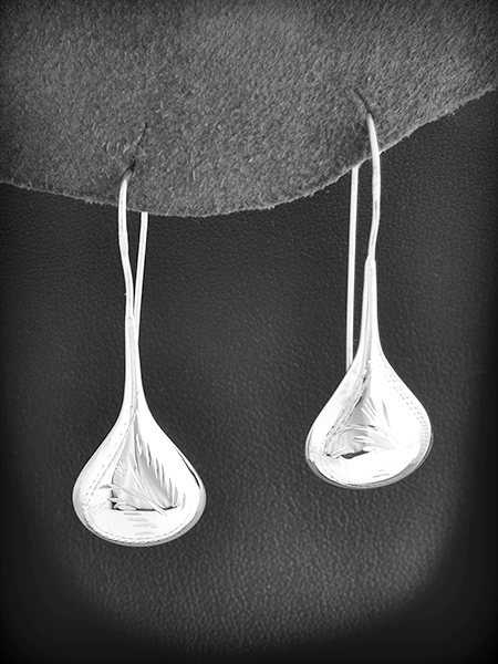 Boucles d'oreilles en argent gouttes avec long crochet très chic, les gouttes sont creuses pour...