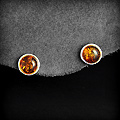 Boucles d'oreilles puces argent et ambre de forme ronde grand modèle (h:7mm).