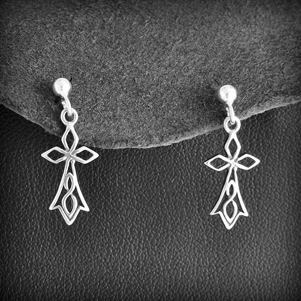 Boucles d'oreilles de petites hermines ajourées en argent suspendues un sur clou (h:24mm).