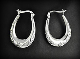 Jolies boucles d'oreilles en argent créoles légères striées (h:25mm).