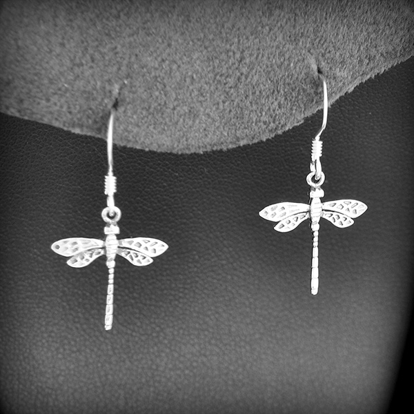 Boucles d'oreilles jolies petites libellules en argent sur crochets (h:30mm).