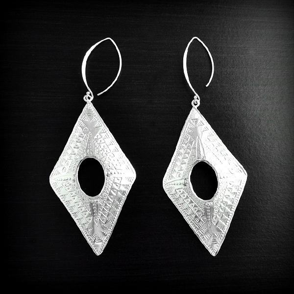 Superbe paire de boucles d'oreilles en argent d'un losange finement ciselé de fins motifs...