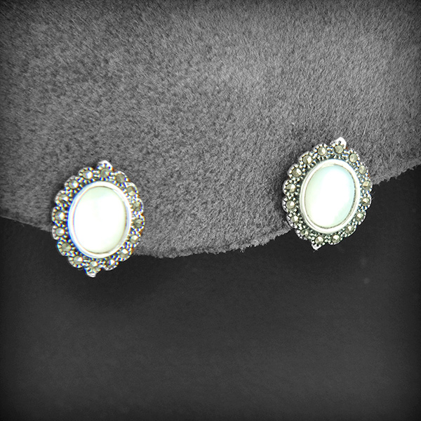 Jolie boucles d'oreilles en argent d'une nacre banche sertie de petites marcassites,...