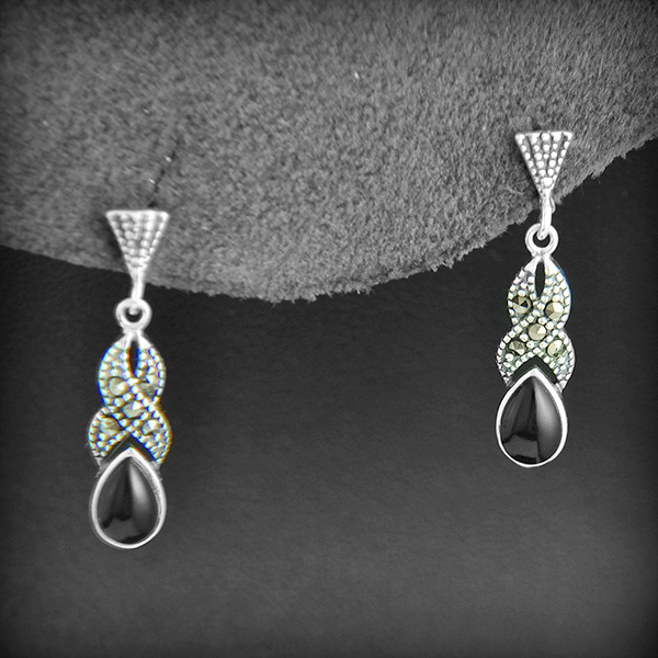 Ravissantes boucles d'oreilles en argent sur poussoir avec pendant orné de marcassites et d'une...